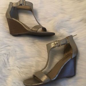 Kenneth Cole Reaction gold wedge sandals 7/2 M